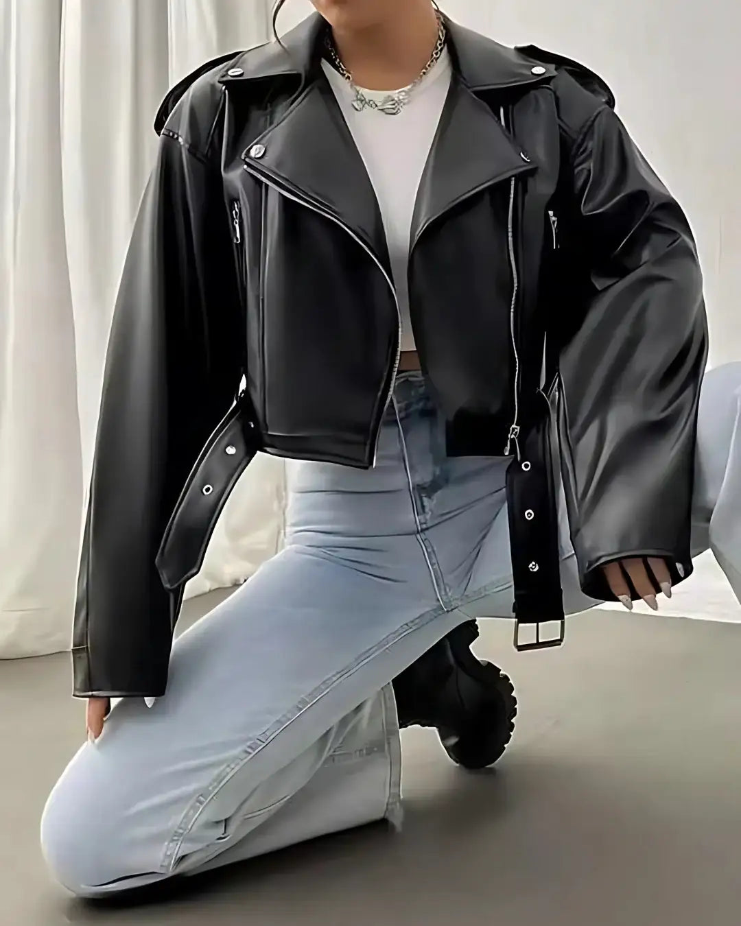Jaqueta Lazarelle de Couro, Estilo Rocker com Cinto de Fivela e Zíper