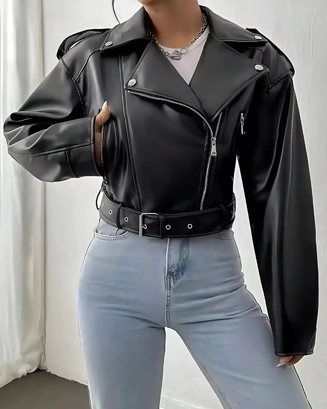 Jaqueta Lazarelle de Couro, Estilo Rocker com Cinto de Fivela e Zíper
