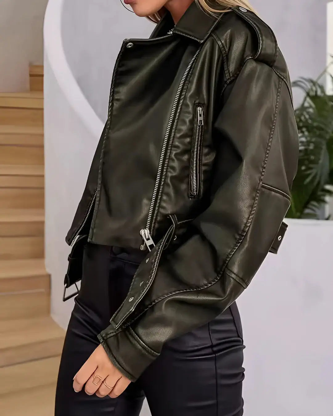Jaqueta Lazarelle de Couro, Estilo Rocker com Cinto de Fivela e Zíper