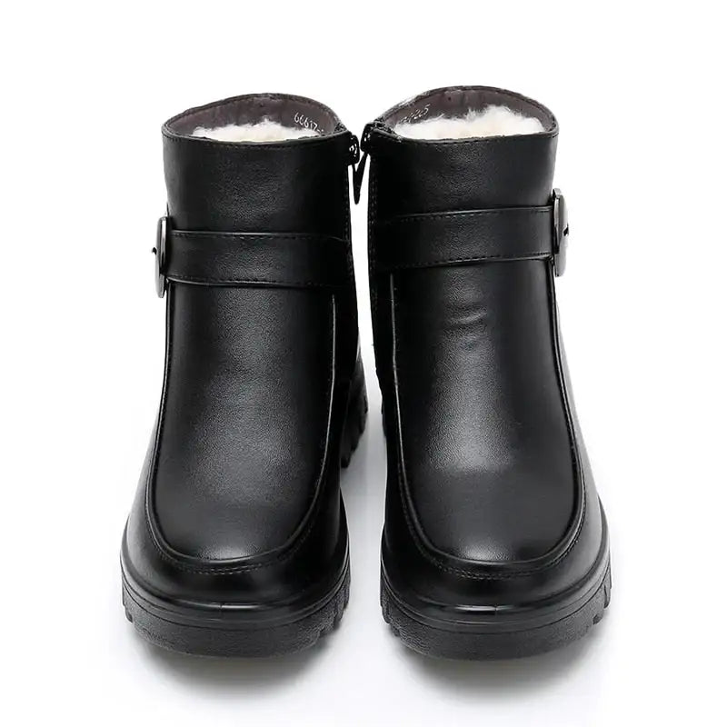 Bota Feminina de Couro com Forro Interno e Cano Médio