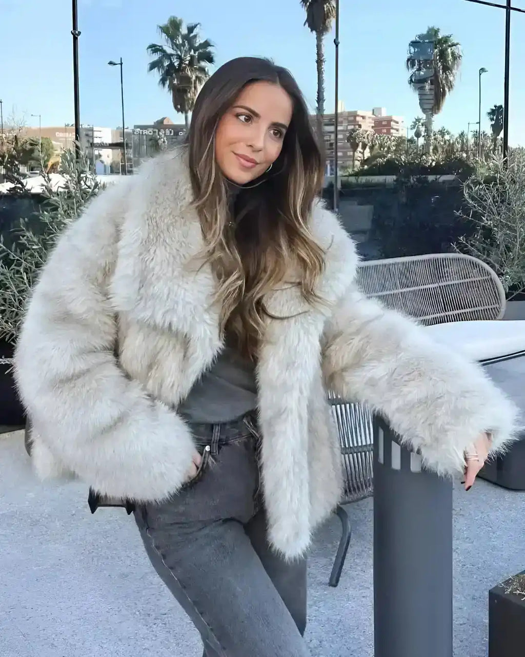 Casaco Lazarelle Sabrina com textura felpuda e gola ampla