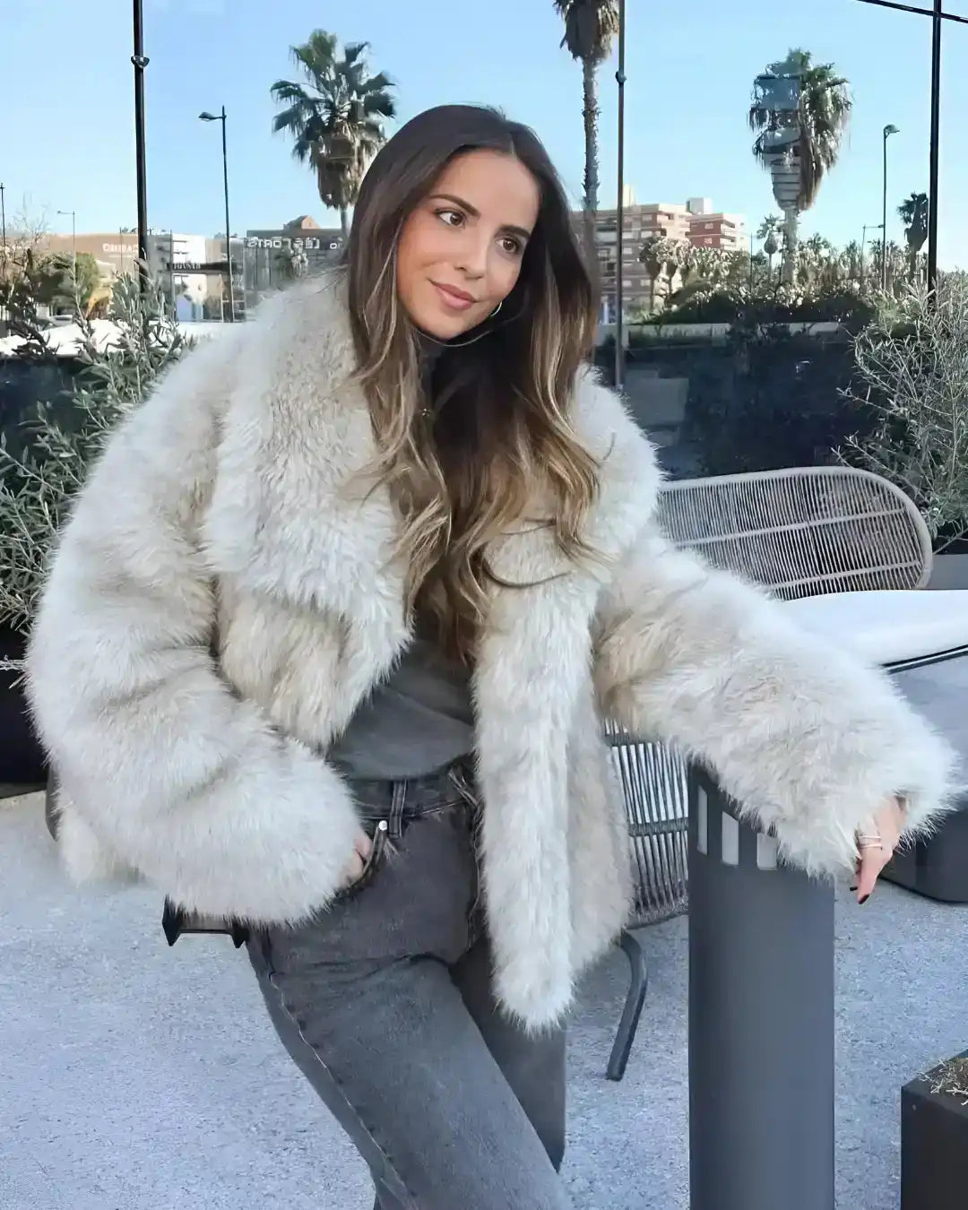 Casaco Lazarelle Sabrina com textura felpuda e gola ampla