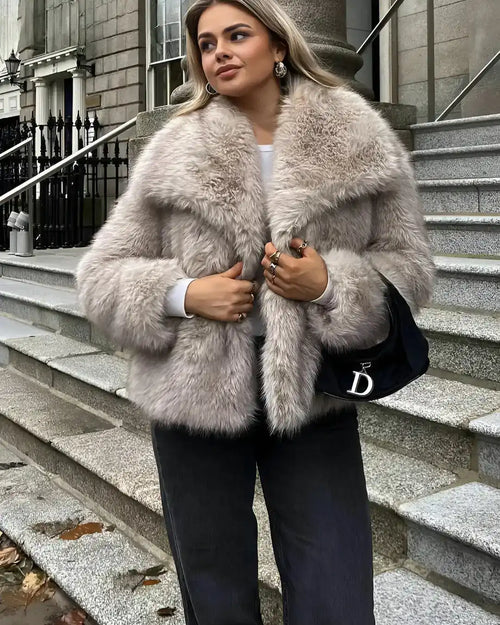 Casaco Lazarelle Sabrina com textura felpuda e gola ampla