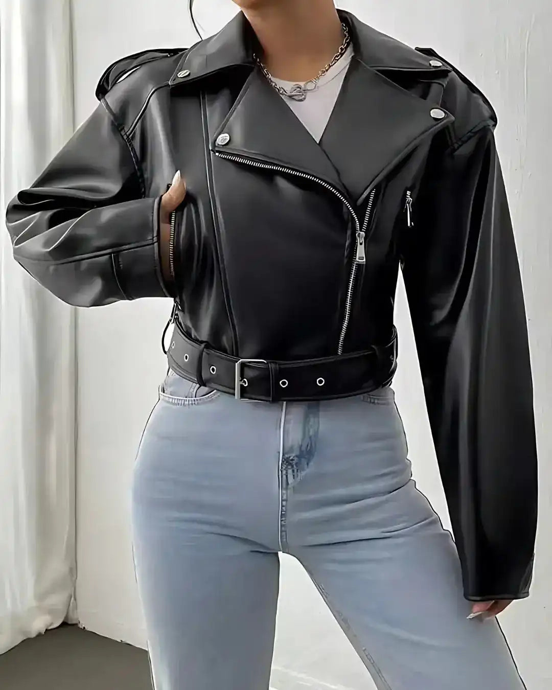 Jaqueta Lazarelle de Couro, Estilo Rocker com Cinto de Fivela e Zíper