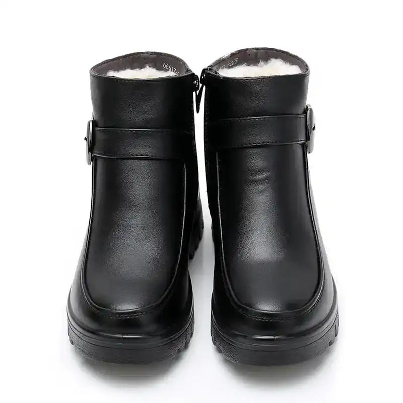 Bota Feminina de Couro com Forro Interno e Cano Médio