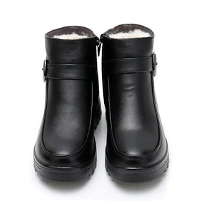 Bota Feminina de Couro com Forro Interno e Cano Médio