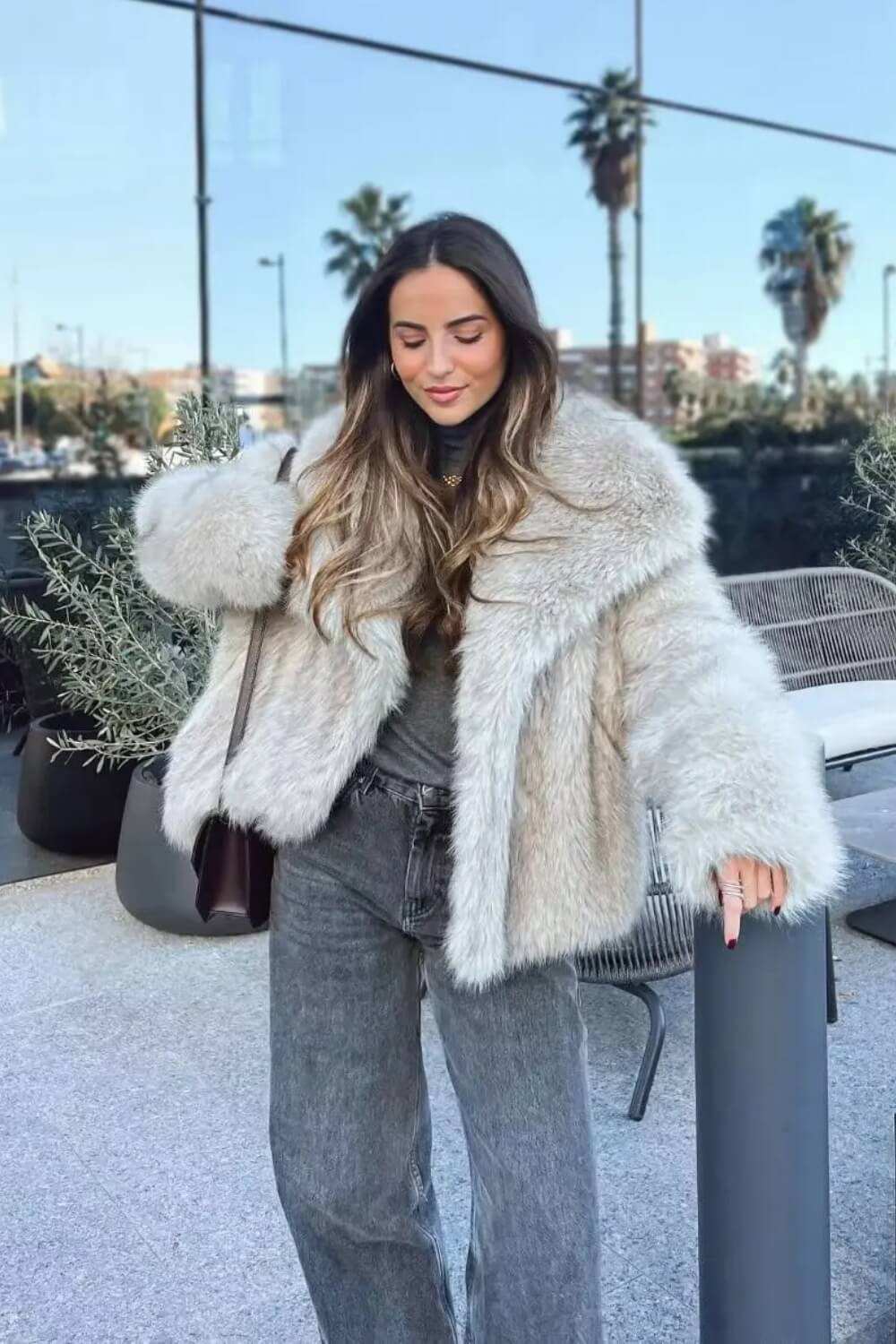 Casaco Lazarelle Sabrina com textura felpuda e gola ampla